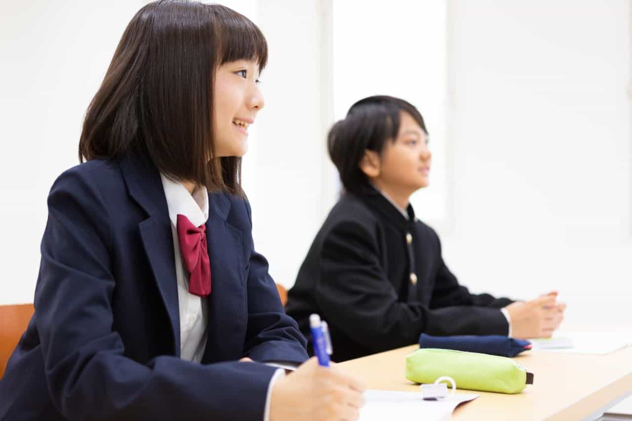 中学生二人が学習している様子