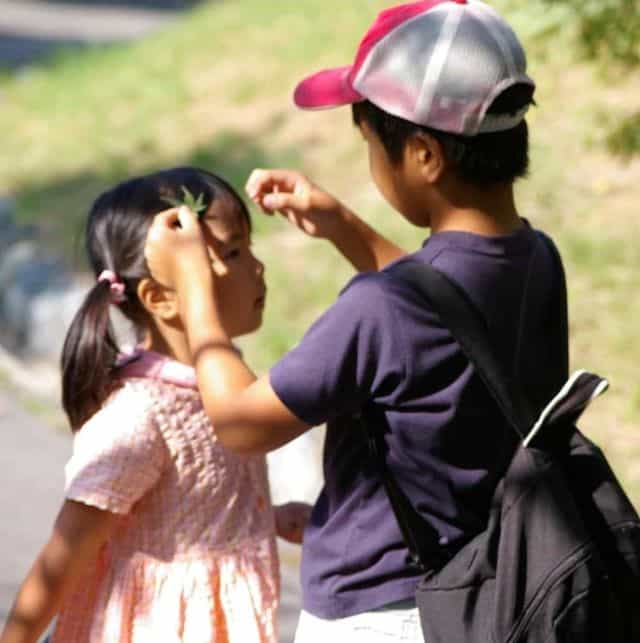 小学生が仲良くしている様子